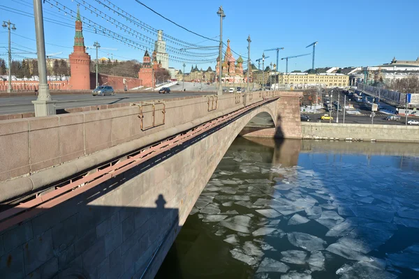 Moskova Kremlin önünde Moskvoretsky Köprüsü. — Stok fotoğraf