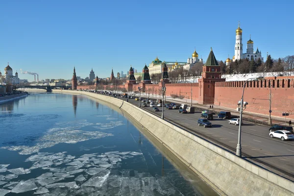 Kremlin embankment, wall and churches of the Kremlin. — Stock Photo, Image