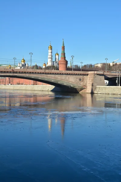 Moskvoretsky brug tegenover het Kremlin van Moskou. — Stockfoto