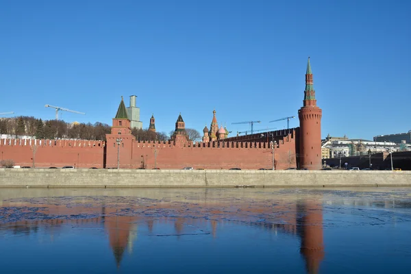 Kremlin aterro, parede e igrejas do Kremlin . — Fotografia de Stock