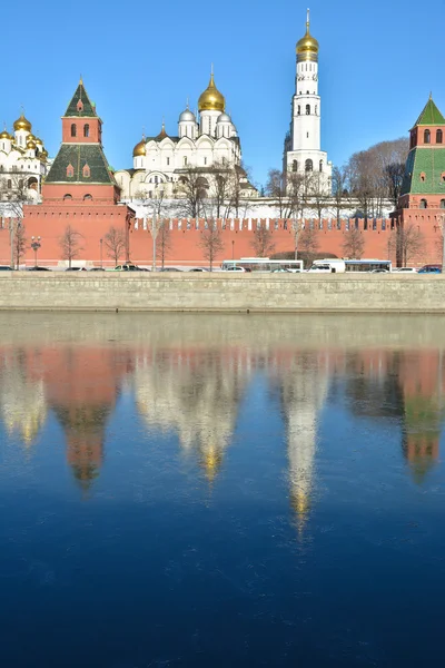 Kremlin aterro, parede e igrejas do Kremlin . — Fotografia de Stock