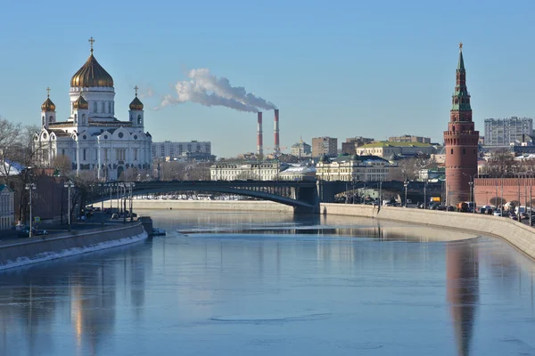 Rzeki Moskwy, Kreml i cerkiew Chrystusa Zbawiciela. — Zdjęcie stockowe
