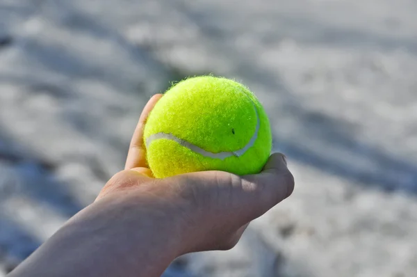 Pelota de tenis en su mano . — Foto de Stock