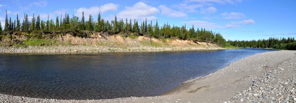 Panoramalandschaft des wilden Flusses im Ural. — Stockfoto