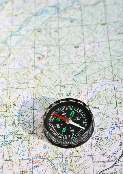 Magnetický kompas a topografická mapa. — Stock fotografie