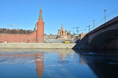 Moskova Kremlin önünde Moskvoretsky Köprüsü.