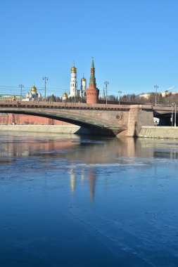 Moskova Kremlin önünde Moskvoretsky Köprüsü.