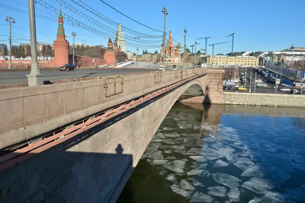 Moskova Kremlin önünde Moskvoretsky Köprüsü. — Stok fotoğraf
