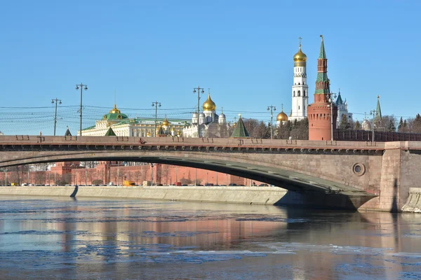 Ponte Moskvoretsky em frente ao Kremlin de Moscou . — Fotografia de Stock