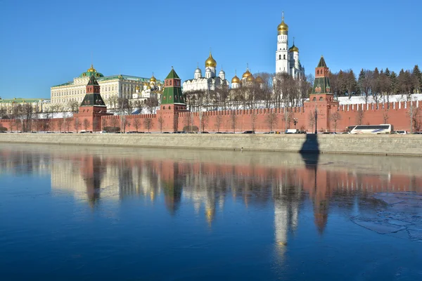 Kremlin aterro, parede e igrejas do Kremlin . — Fotografia de Stock