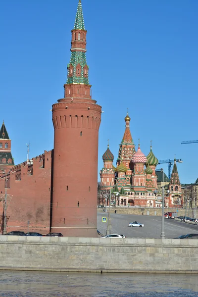 Koepels van St. Basil's Cathedral op het Rode plein in Moskou. — Stockfoto