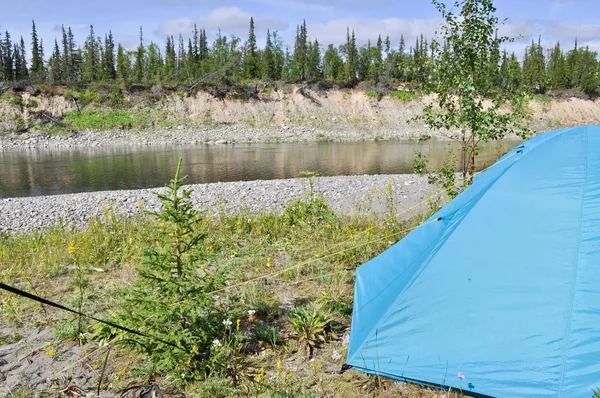 Camping tente au bord de la rivière . — Photo