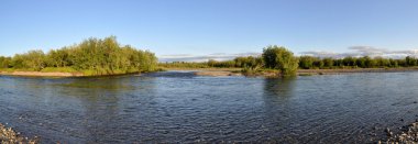 Panoramik nehir manzara polar Urallarda. 