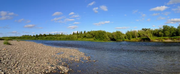 Paisagem fluvial panorâmica nos Urais polares . — Fotografia de Stock