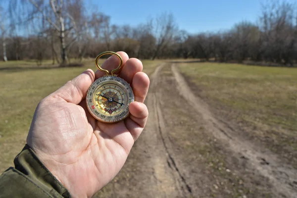 Compass în mână pe o plimbare . — Fotografie, imagine de stoc