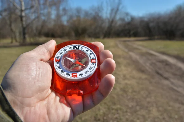 Kompass in der Hand bei einem Spaziergang. — Stockfoto