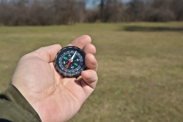 Compass in the hand on a walk. — Stock Photo, Image