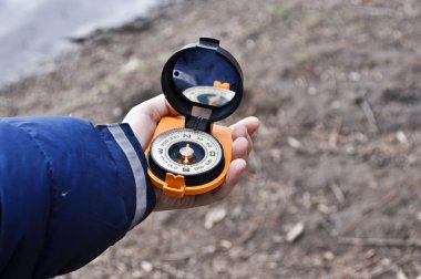 Pusula elinde açık havada.