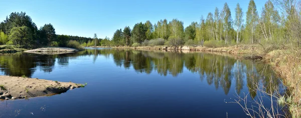 Panoráma a tavaszi folyón. — Stock Fotó