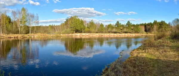 Panorama van de rivier in het voorjaar. — Stockfoto