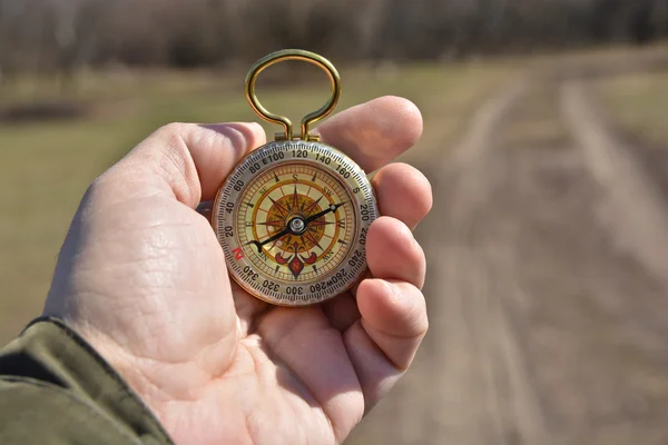 Kompass auf der Handfläche — Stockfoto