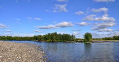 Panoramik nehir manzara polar Urallarda. 
