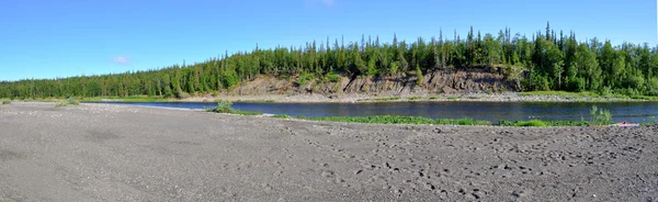 Panoramautsikt över flodlandskap i polar Ural. — Stockfoto