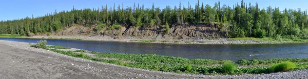 Paisagem fluvial panorâmica nos Urais polares . — Fotografia de Stock