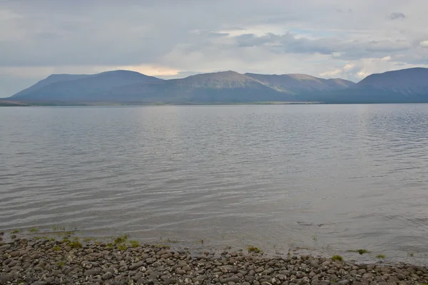 Paisagem do lago nublado . — Fotografia de Stock