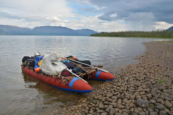 Katamaran turister på stranden vid sjön. — Stockfoto