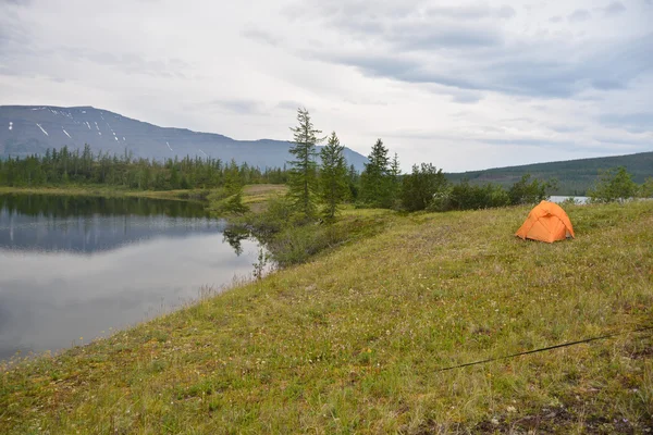 Namiot w tundra. — Zdjęcie stockowe
