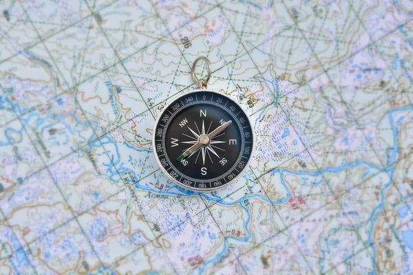 Navigation : boussole et une carte . — Photo