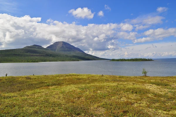 Bergmeer op het Putorana-plateau. — Stockfoto