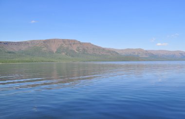 Dağ gölü açık bir sabahı.