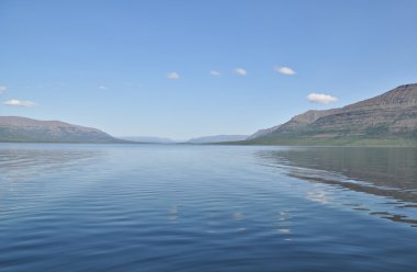 Dağ gölü açık bir sabahı.