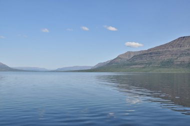 Dağ gölü açık bir sabahı.