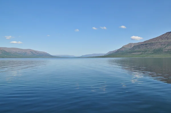 Lago de montaña por la mañana. —  Fotos de Stock