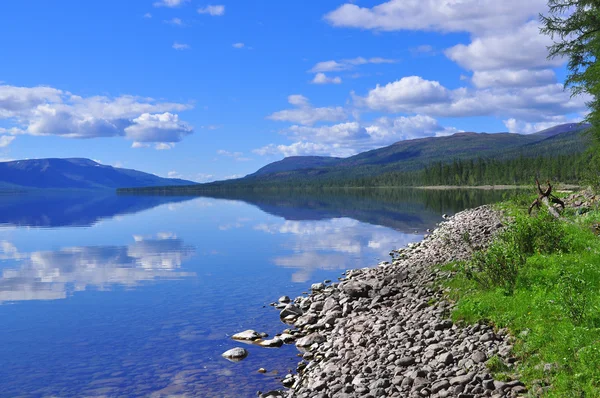 Lago Nakomyaken no planalto de Putorana . — Fotografia de Stock