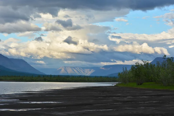 Wieczór nad rzeką Muksun, Putorana plateau. — Zdjęcie stockowe