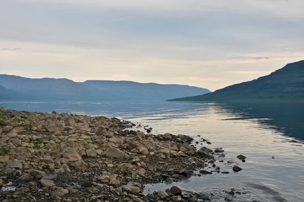 Lac de montagne Nakomaken sur le plateau du Putorana . — Photo