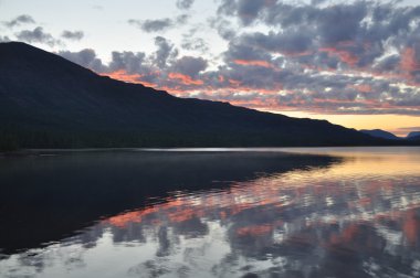 Putorana Yaylası bir göl üzerinde şafak.