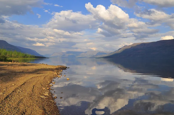 Sjön av Putorana platå i sommar. — Stockfoto