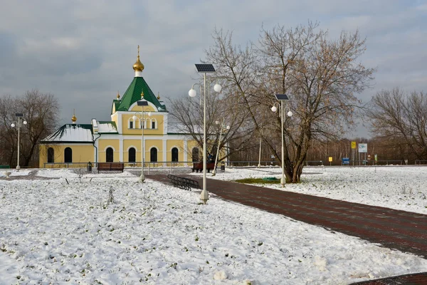 Скромная православная церковь на окраине Москвы . — стоковое фото