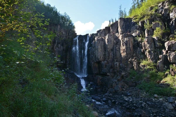 Vattenfall i klipporna. — Stockfoto