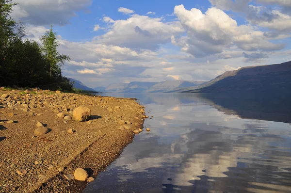 Mountain Lake  on the plateau Putorana. — Stock Photo, Image