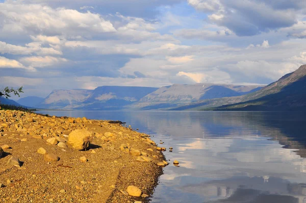 Bank of the lakes on the Putorana plateau. — Stock Photo, Image