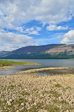 Göl üzerinde gökyüzünde bulutlar. 