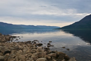 Akşam alacakaranlık köpek göle. 
