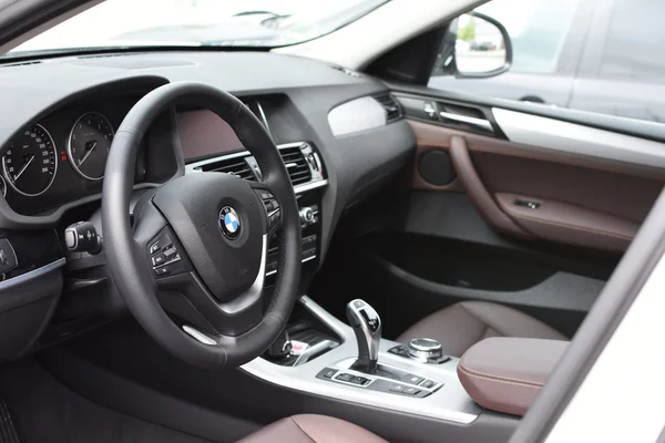 Deggendorf, Allemagne - 23. AVRIL 2016 : intérieur d'un VUS BMW x4 Series 2016 lors de la présentation des voitures de luxe à Deggendorf . — Photo