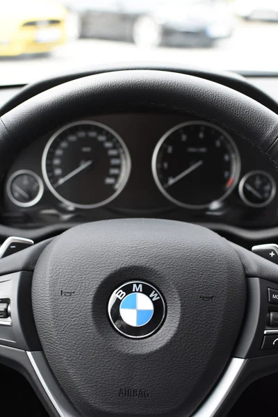 Deggendorf, Alemania - 23. ABRIL 2016: interior de un SUV BMW Serie x4 2016 durante la presentación de coches de lujo en Deggendorf . — Foto de Stock